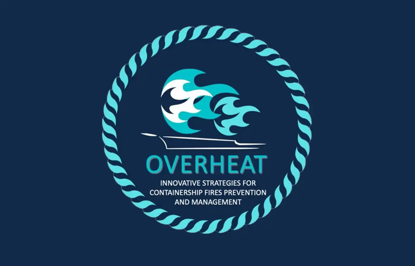 Projekt-Logo von OVERHEAT zeigt stilisierte Flammen über einer Schiffssilhouette zur Prävention und Bekämpfung von Bränden auf Containerschiffen.