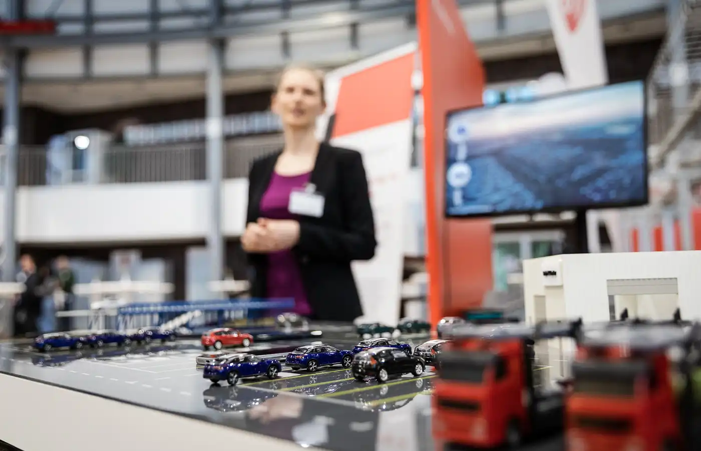 Präsentation von LKW- und PKW-Modellen auf einem Miniatur-Logistikterminal zur Veranschaulichung von KI-Lösungen am Tag der Logistik 2026.