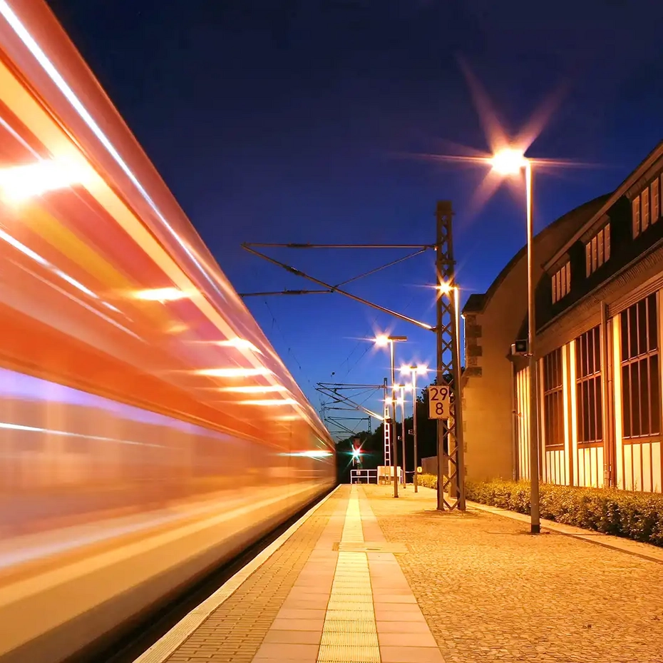 Ein Zug, der mit Langezeitbelichtung fotografiert wurde, sodass Lichtstreifen entstehen